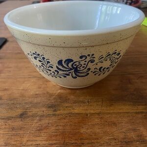 Vintage Homestead Pyrex 1.5 pt Stacking Bowl